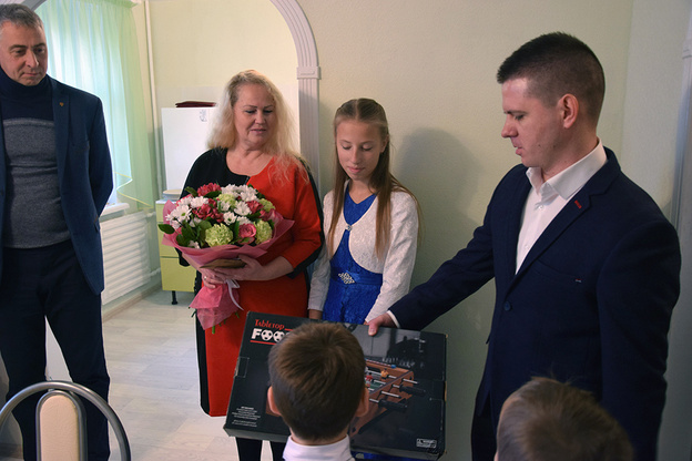 Депутаты поздравили с новосельем многодетную семью