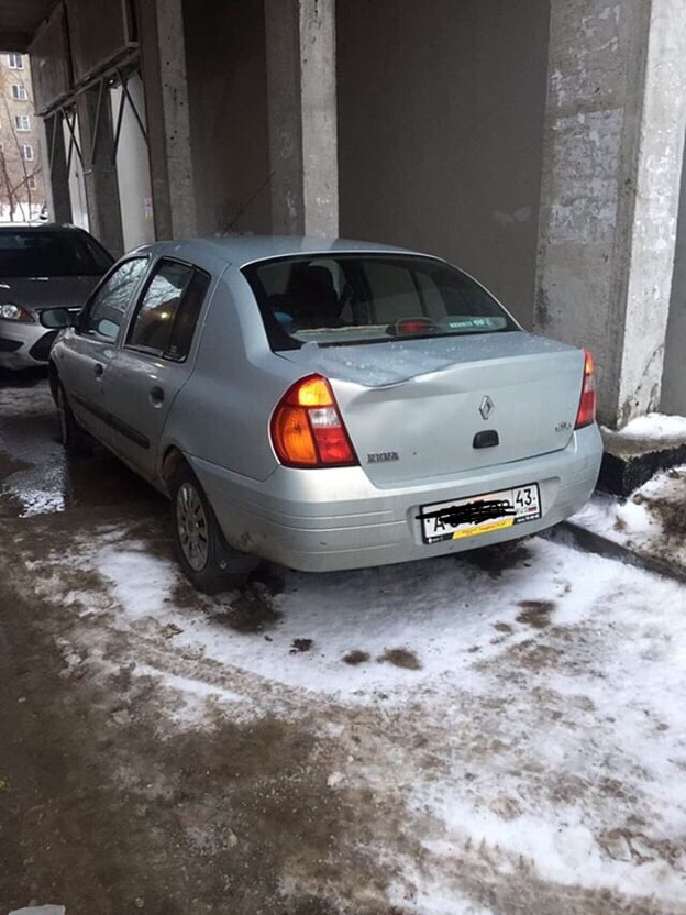 Рухнувший с крыши снег разбил припаркованную у дома иномарку