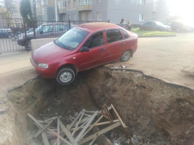На улице Сурикова автомобиль едва не провалился в глубокий котлован