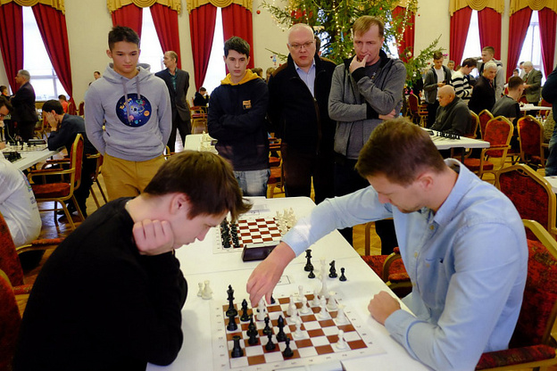 Губернатор Александр Соколов сразился с 16-летним подростком за шахматной доской