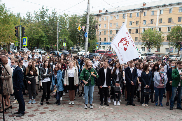 С радостью, цветами и частично без масок: как в Кирове прошёл День знаний