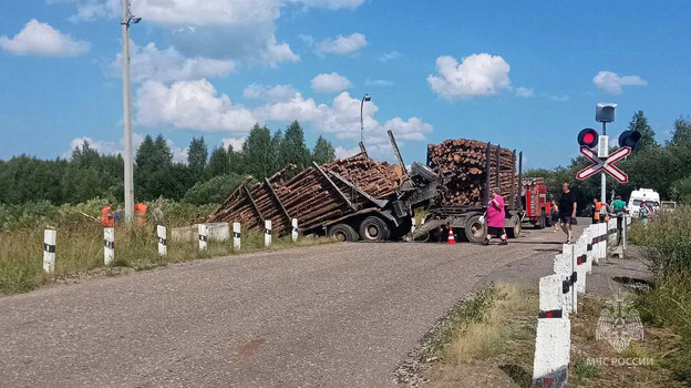 Под Верхнекамском поезд столкнулся с грузовиком на переезде