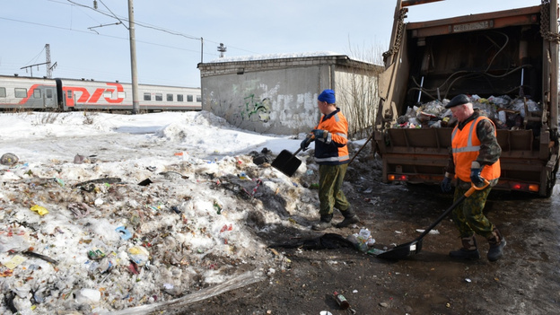 Жители улицы Бородулина в Кирове устроили 50-метровую свалку мусора