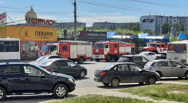 В Кирове на площади маршала Конева горит заведение общепита