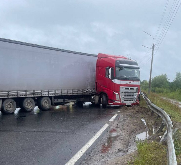 В Кирове фура врезалась в дорожное ограждение и перекрыла дорогу