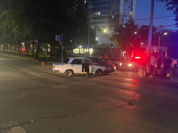 У Алых Парусов в Кирове столкнулись два автомобиля