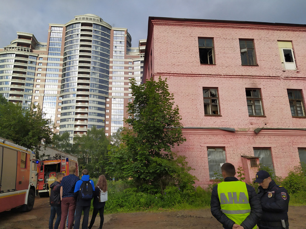 В центре Кирова третий раз за неделю горит историческое здание бывшего «больничного городка»