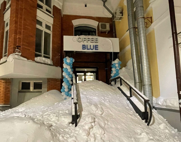 Владельцы Coffee Blue рассказали, кто завалил снегом вход в их кофейню