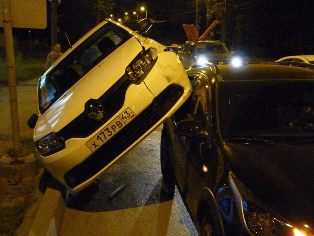 На улице Щорса произошло нетипичное ДТП: Renault едва не «запрыгнул» на Kia