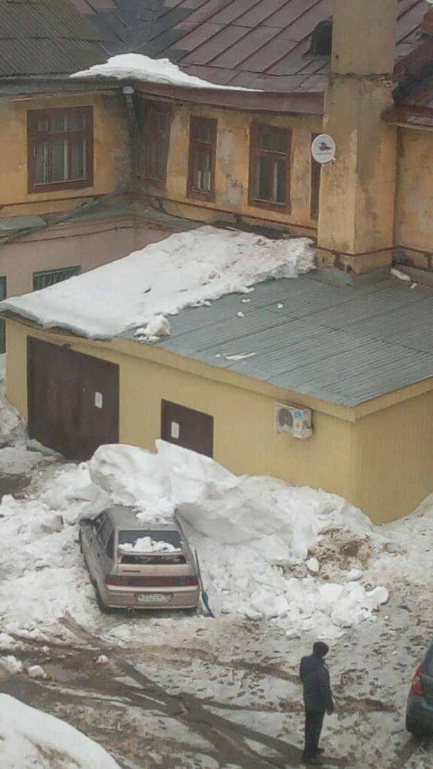 Заваленные снегом дома. Дом заваленный снегом. Дом занесло снегом. Автомобиль завалило снегом с крыши. Крыша заваленная снегом.