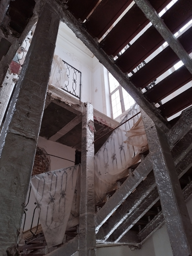 В Спасском соборе начали менять лестницу на второй этаж