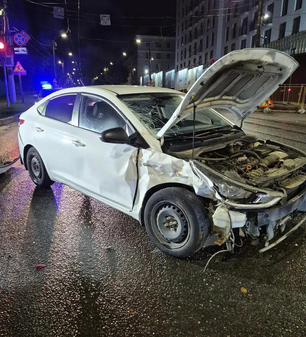 В Кирове за час столкнулись два автобуса с легковушками