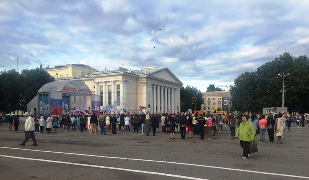 Несогласованное шествие с триколором сопровождали полицейские и неизвестные люди с видеокамерами