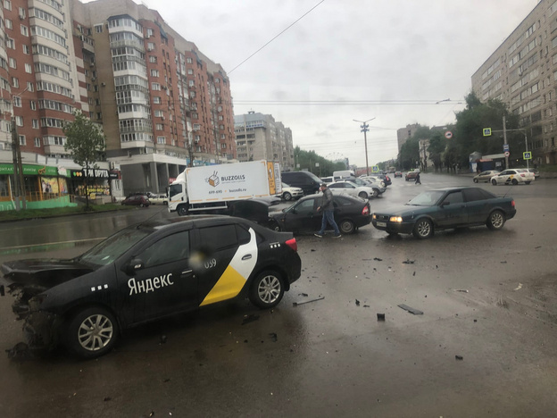 На перекрёстке Октябрьского проспекта и улицы Комсомольской произошло ДТП с такси