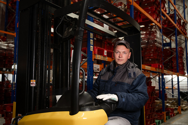 Работа в движении: кто такие приемщики-сдатчики на складе?