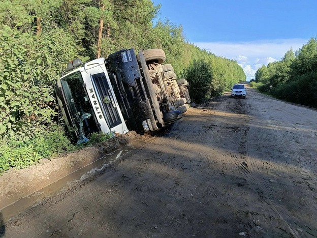 В Подосиновском районе опрокинулся грузовик