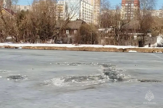 Две девочки провалились под лед в Кирове
