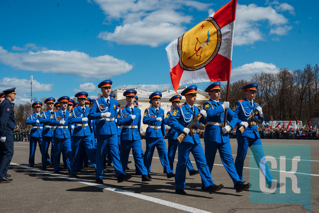 Торжественный парад на Театральной площади 9 мая. Фоторепортаж