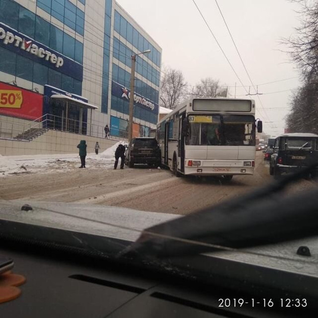 В Кирове автобус, столкнувшись с «Лэнд Крузером», перекрыл улицу Ленина