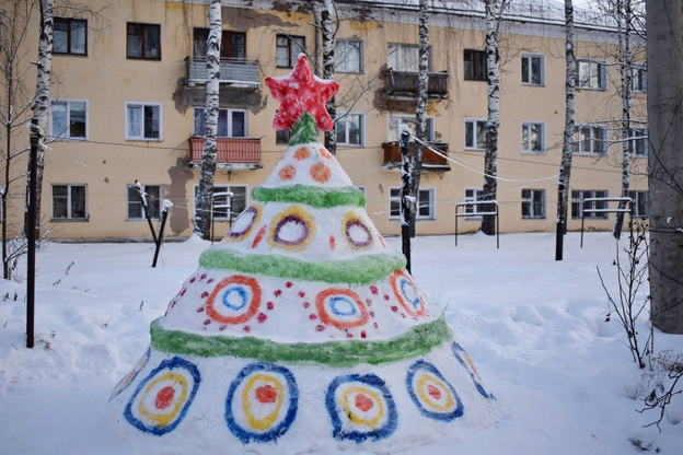 Украшенными скульптурами