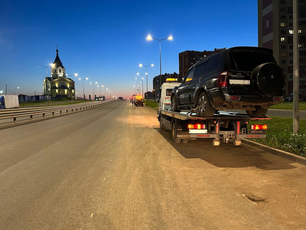 Ночью на улице Ивана Попова массово эвакуировали автомобили