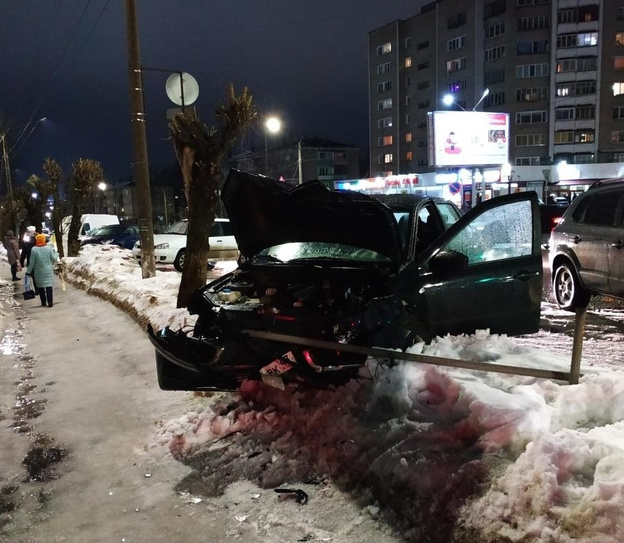 На Лепсе «Мазда» врезалась в «Ладу»: есть пострадавшие