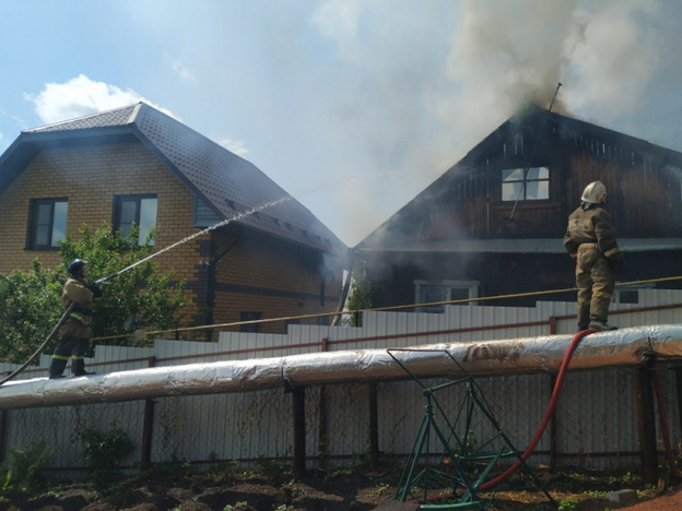 В Нововятске загорелись жилые дома: огонь тушили почти 50 пожарных