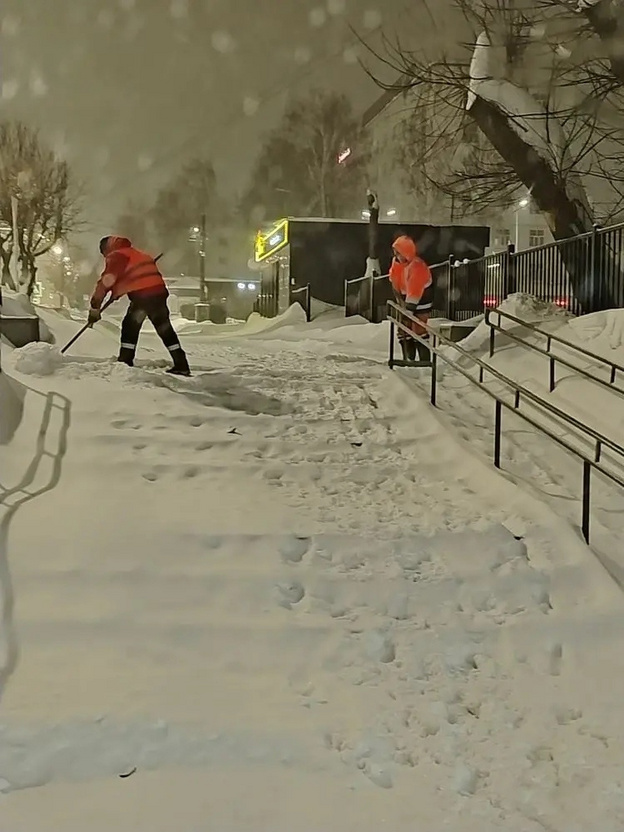 В Кирове техника круглосуточно чистит дороги из-за затяжного снегопада и ветра