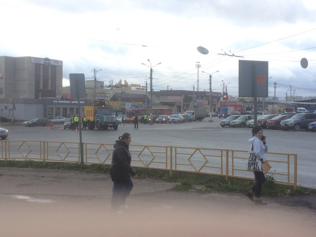 На Комсомольской площади оборвались троллейбусные провода