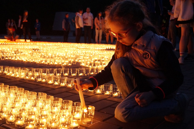Кировские волонтёры в парке выложили из свечей изображение боевой машины «Катюша»