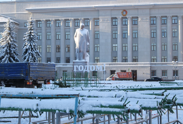 Без концепции, ледяных фигур и большой горки: на Театральной площади начали строить новогодний городок