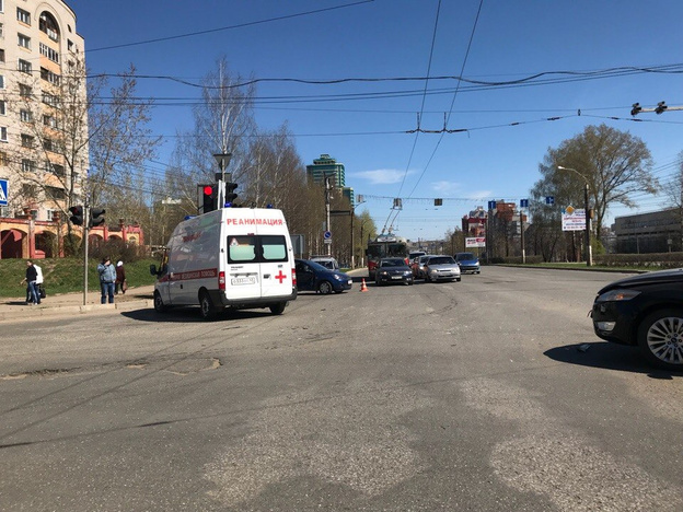 На перекрёстке улиц Московской и Производственной столкнулись две иномарки Ford