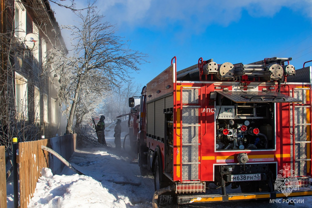 В Орлове из горящего дома спасли двух человек