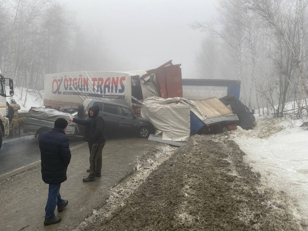 В Саратовской области столкнулись 20 автомобилей. Пострадало 15 человек