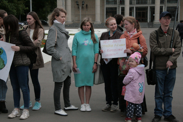 Два в одном: кировчане вышли на пикет против вони в Кирове и утилизации опасных отходов в «Марадыковском»
