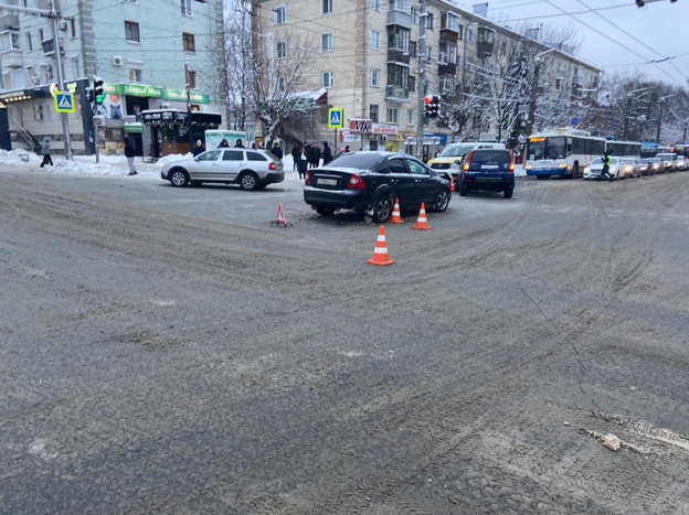 У кировского ЦУМа произошло массовое ДТП с участием четырёх автомобилей