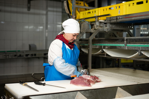 Обвальщики и жиловщики - золотые руки Кировского мясокомбината