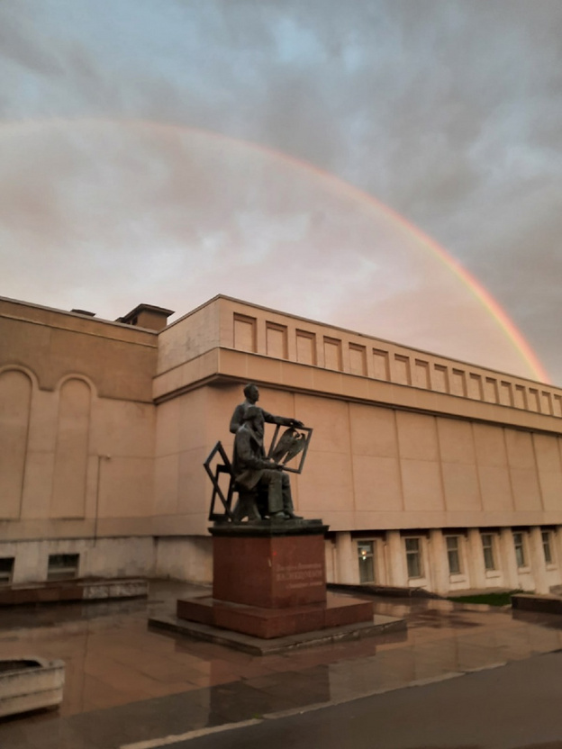 Жители Кирова делятся в соцсетях фотографиями потрясающей радуги над городом