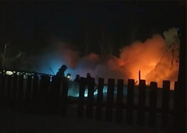 Очевидцы: в Садаковском из-за пожара семья осталась без крова