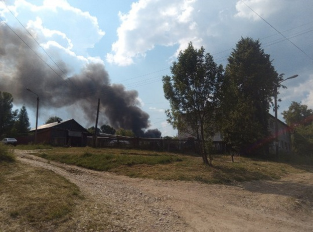 В Нолинске сгорели деревянные дровники между жилыми домами