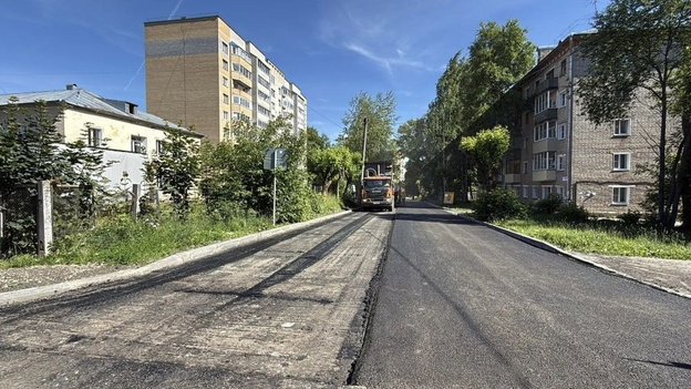 На улице Кошевого в Кирове завершают укладку асфальта