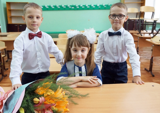 В первый класс в Даровском районе пошли две пары тройняшек