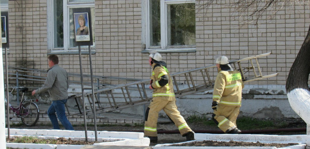 В Лебяжье в День Победы загорелось здание. Пожарным пришлось тушить его прямо во время праздничного митинга