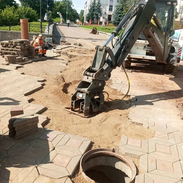 На набережной Грина заменили трубу, чтобы брусчатка не размывалась