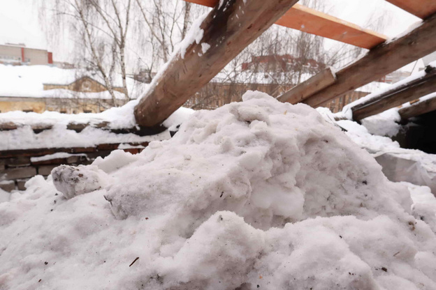 Из-за затянувшегося капремонта на чердаке кировского дома образовались метровые сугробы