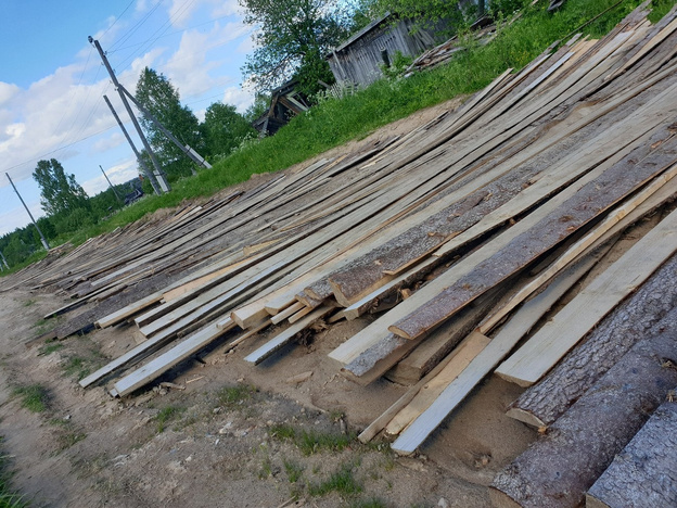В посёлке Кировской области дорогу «отремонтировали» горбылем