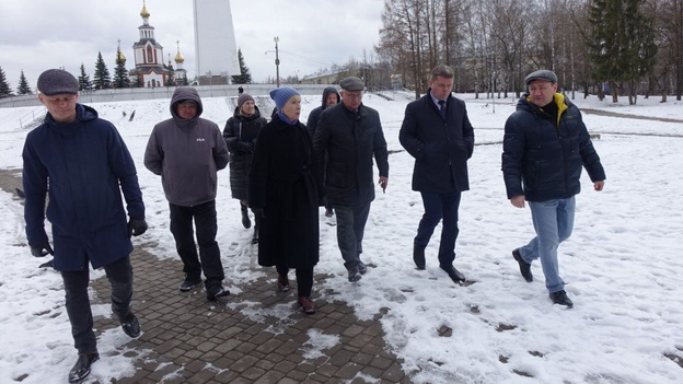Кировские депутаты проверили благоустройство мемориальных зон