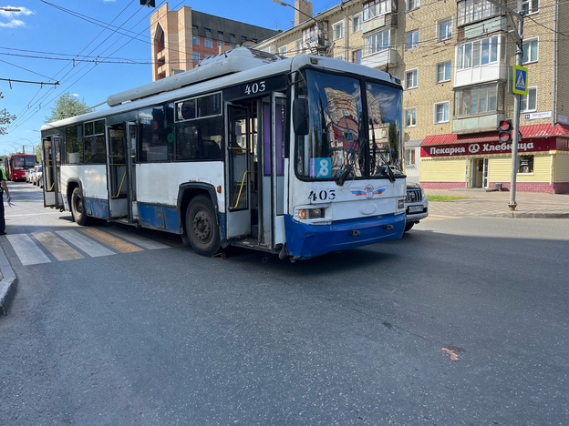 В центре Кирова мужчину сбил троллейбус