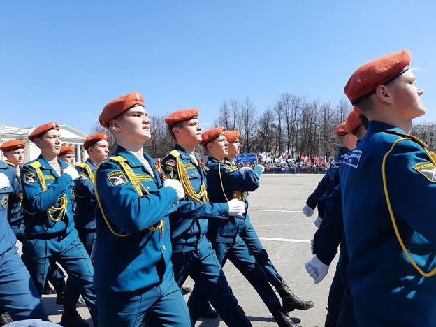 Торжественное шествие кировских войск в честь Дня Победы. Фото и видео