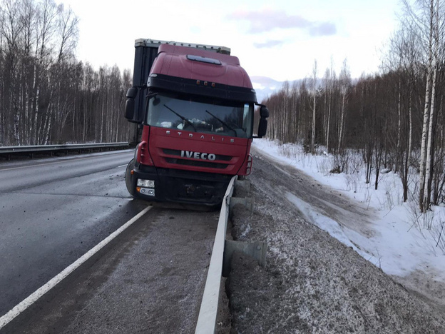 В Кировской области на трассе иномарка столкнулась с фурой. Один из водителей скончался на месте